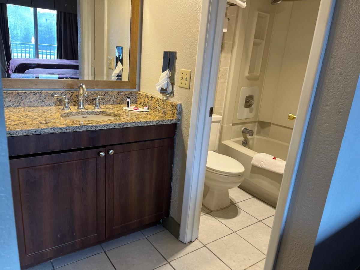 Days Inn & Suites By Wyndham Dayton North Zewnętrze zdjęcie