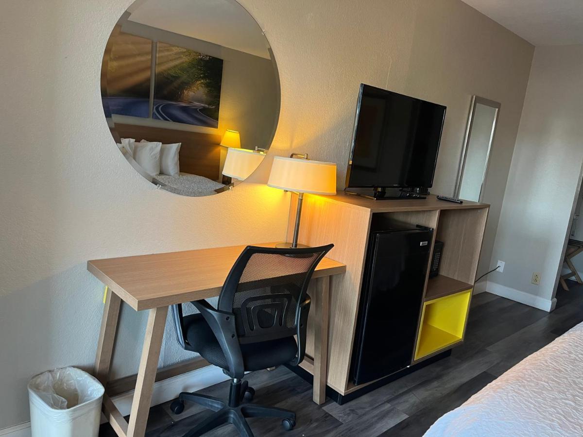 Days Inn & Suites By Wyndham Dayton North Zewnętrze zdjęcie