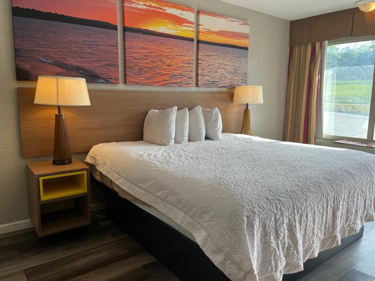 Days Inn & Suites By Wyndham Dayton North Zewnętrze zdjęcie