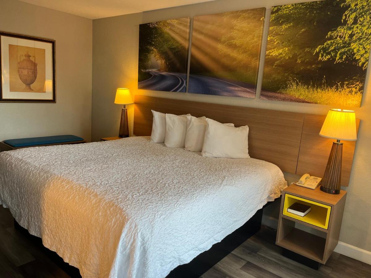 Days Inn & Suites By Wyndham Dayton North Zewnętrze zdjęcie