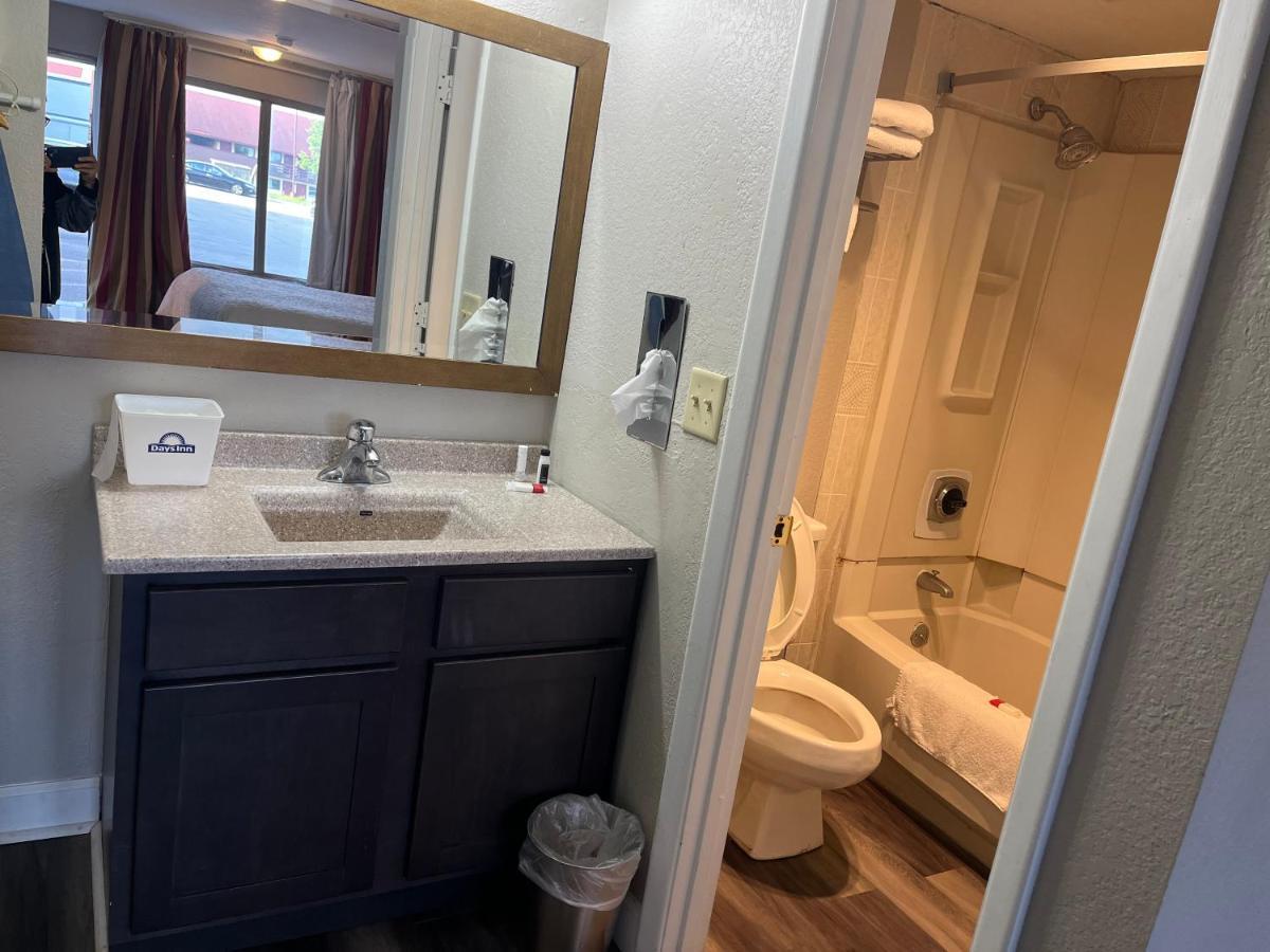 Days Inn & Suites By Wyndham Dayton North Zewnętrze zdjęcie