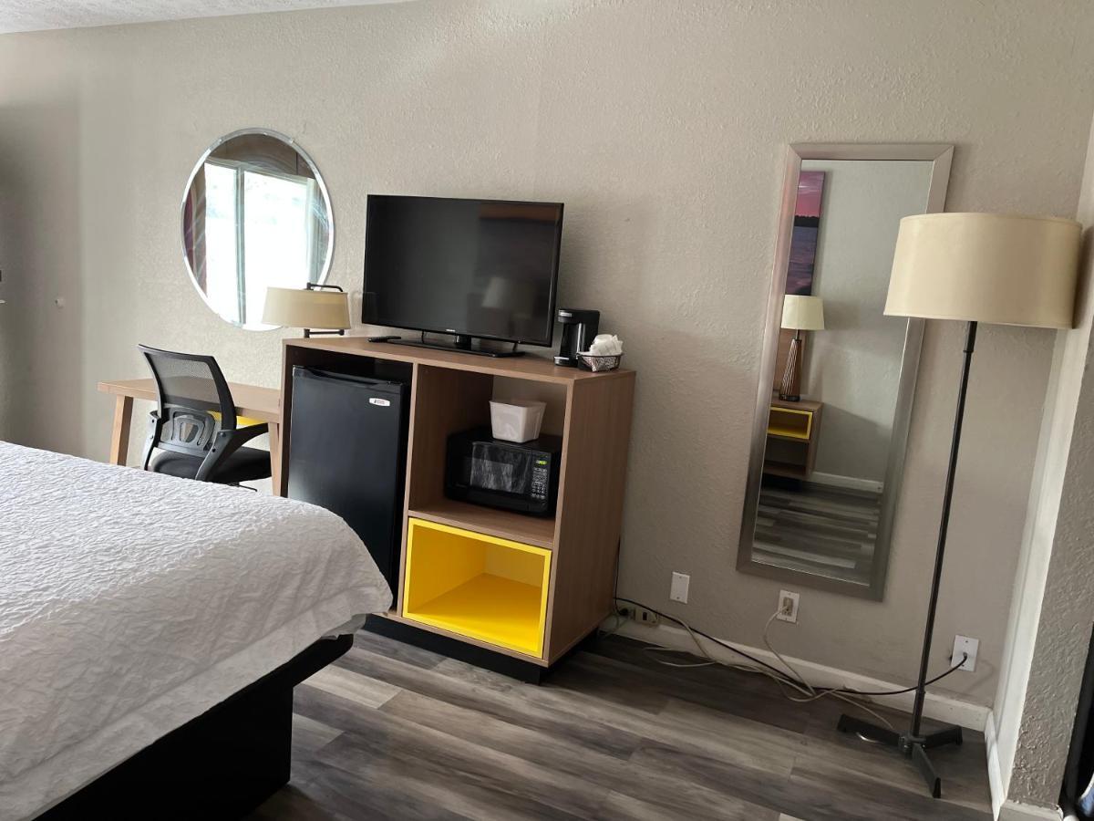 Days Inn & Suites By Wyndham Dayton North Zewnętrze zdjęcie