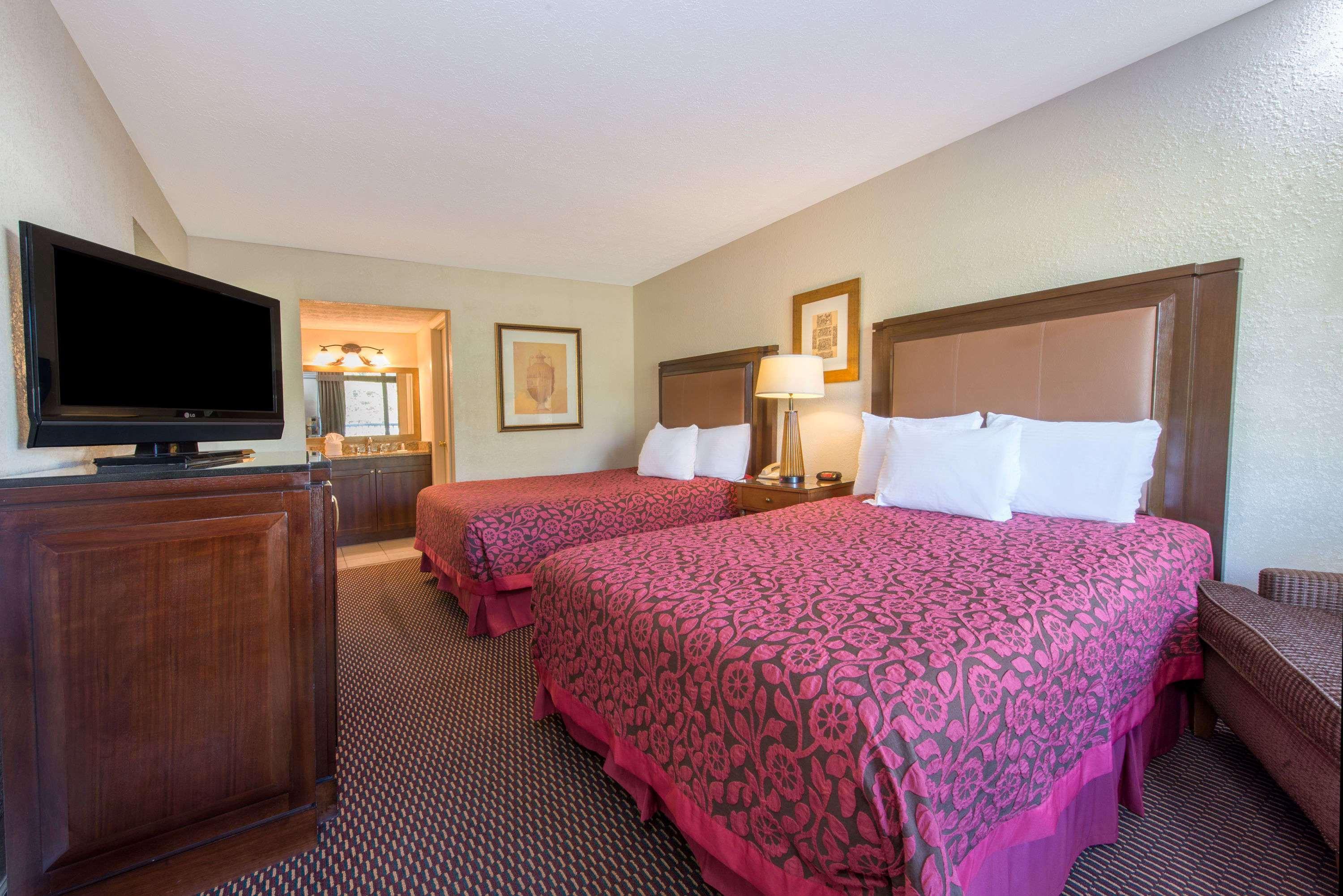 Days Inn & Suites By Wyndham Dayton North Zewnętrze zdjęcie