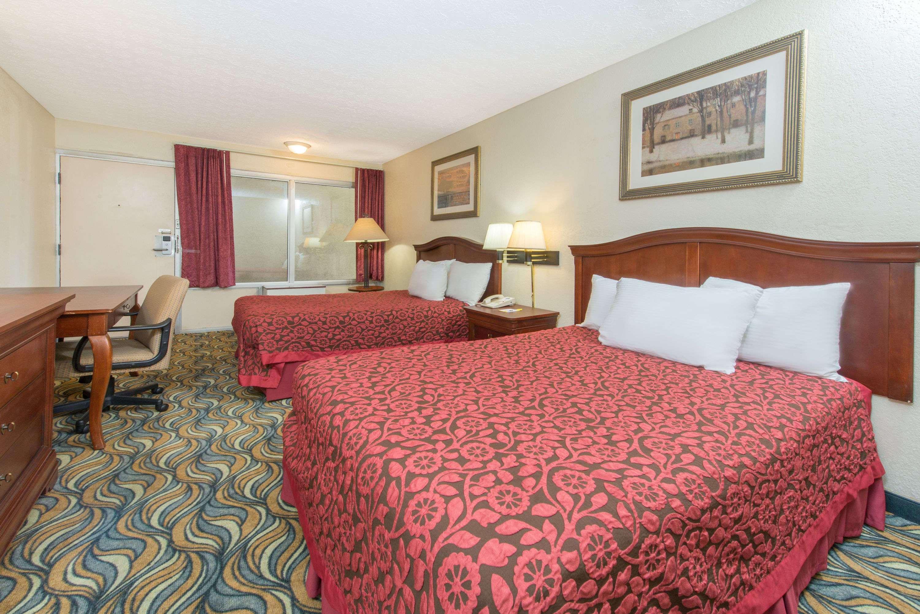 Days Inn & Suites By Wyndham Dayton North Zewnętrze zdjęcie