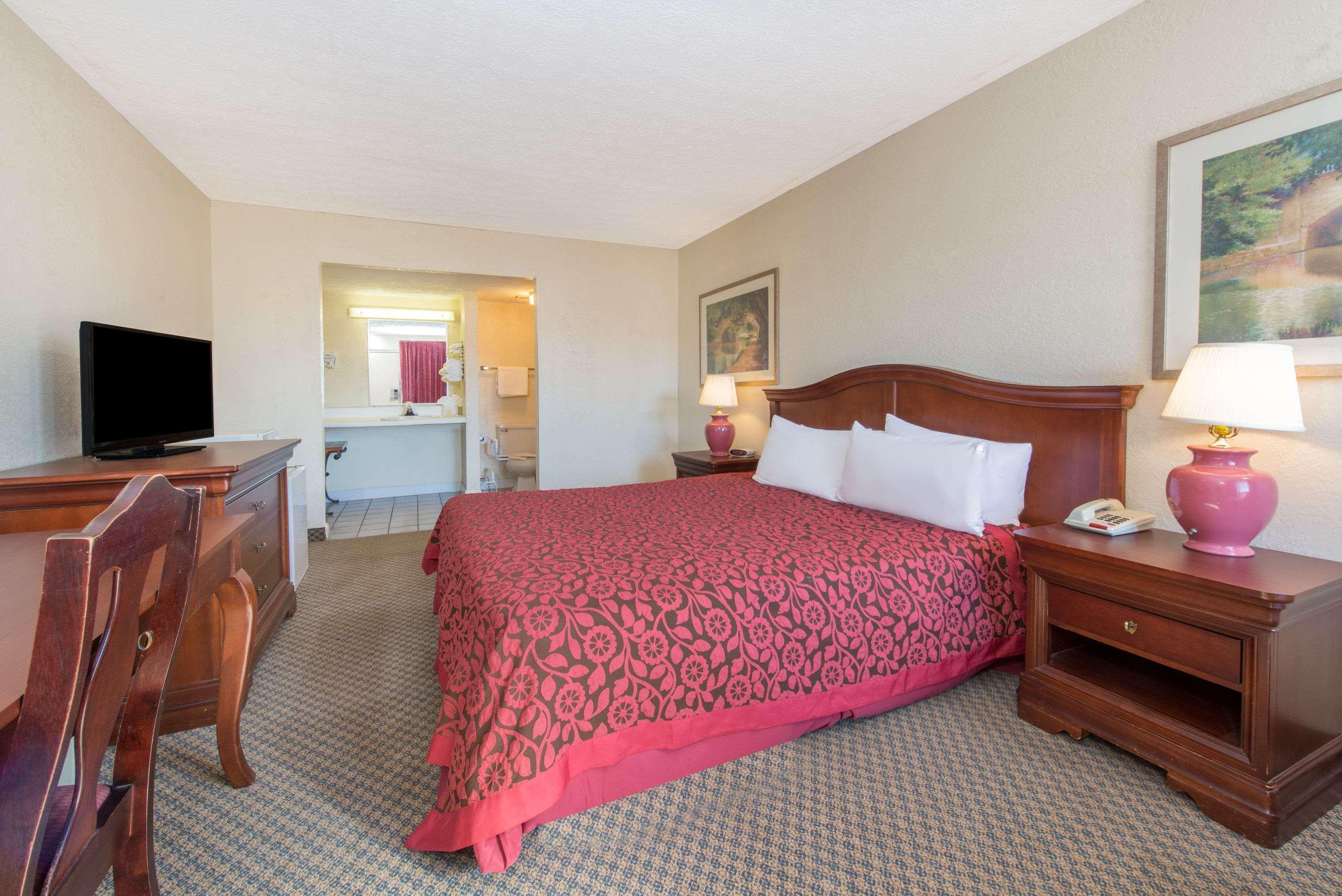 Days Inn & Suites By Wyndham Dayton North Zewnętrze zdjęcie