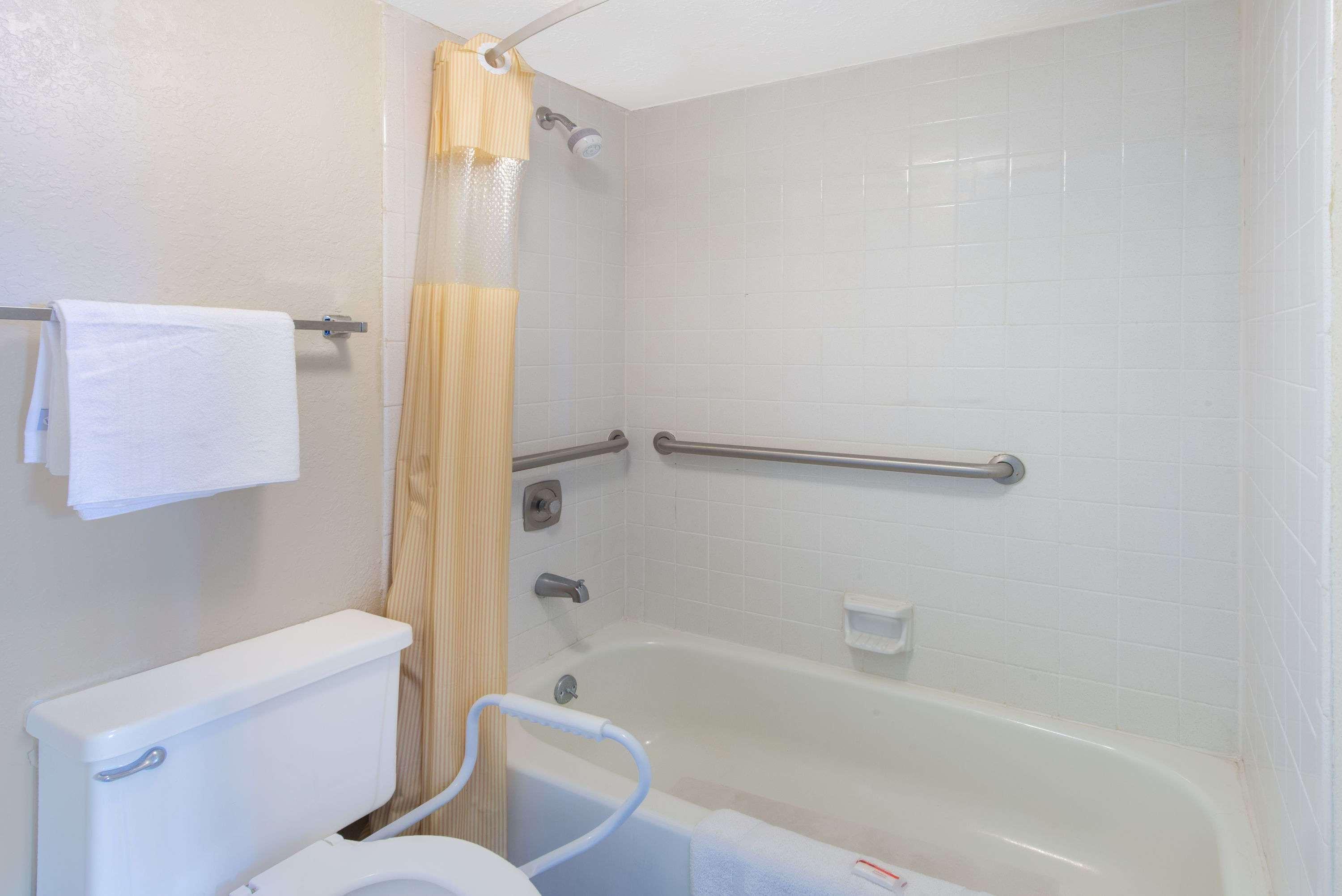 Days Inn & Suites By Wyndham Dayton North Zewnętrze zdjęcie
