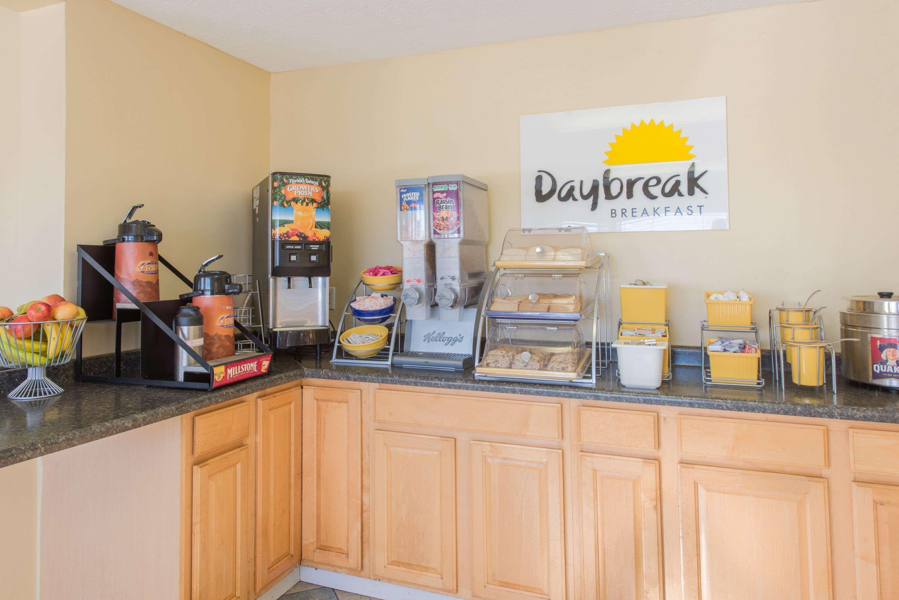 Days Inn & Suites By Wyndham Dayton North Zewnętrze zdjęcie