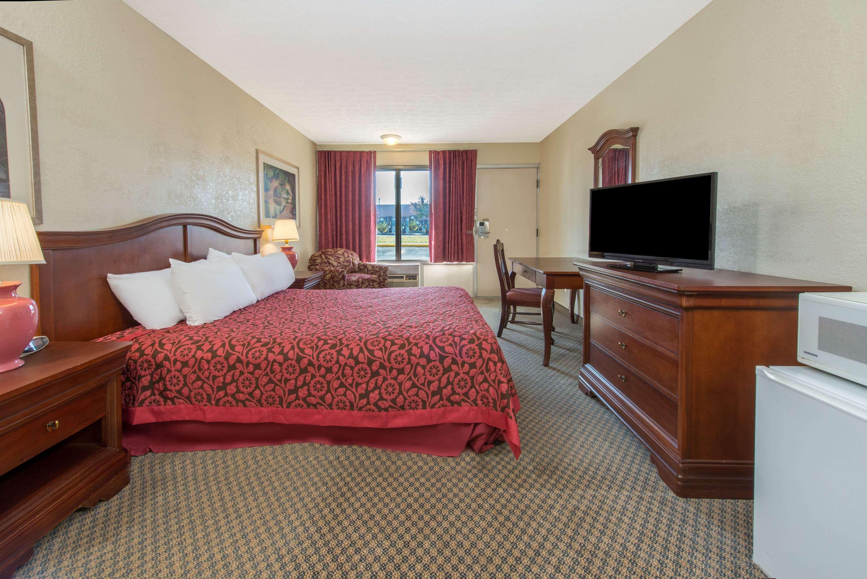 Days Inn & Suites By Wyndham Dayton North Zewnętrze zdjęcie