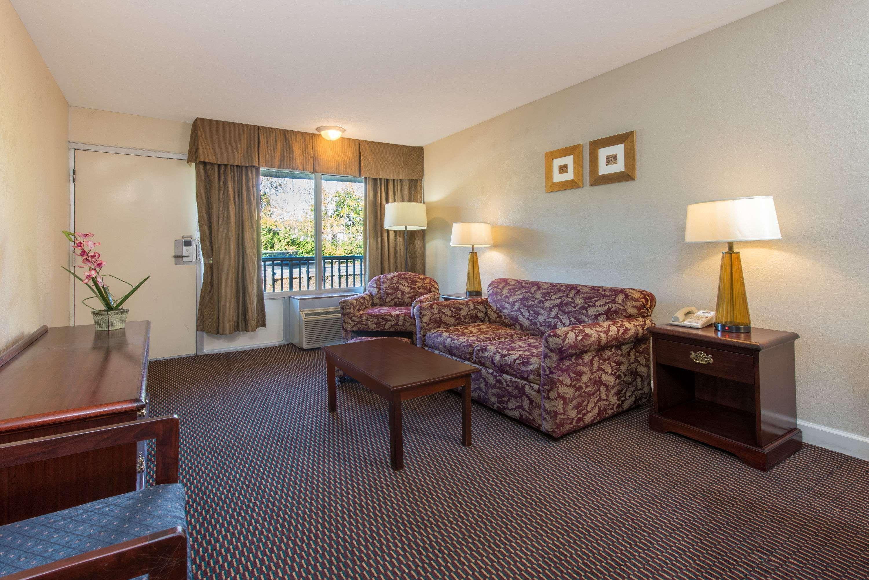 Days Inn & Suites By Wyndham Dayton North Zewnętrze zdjęcie