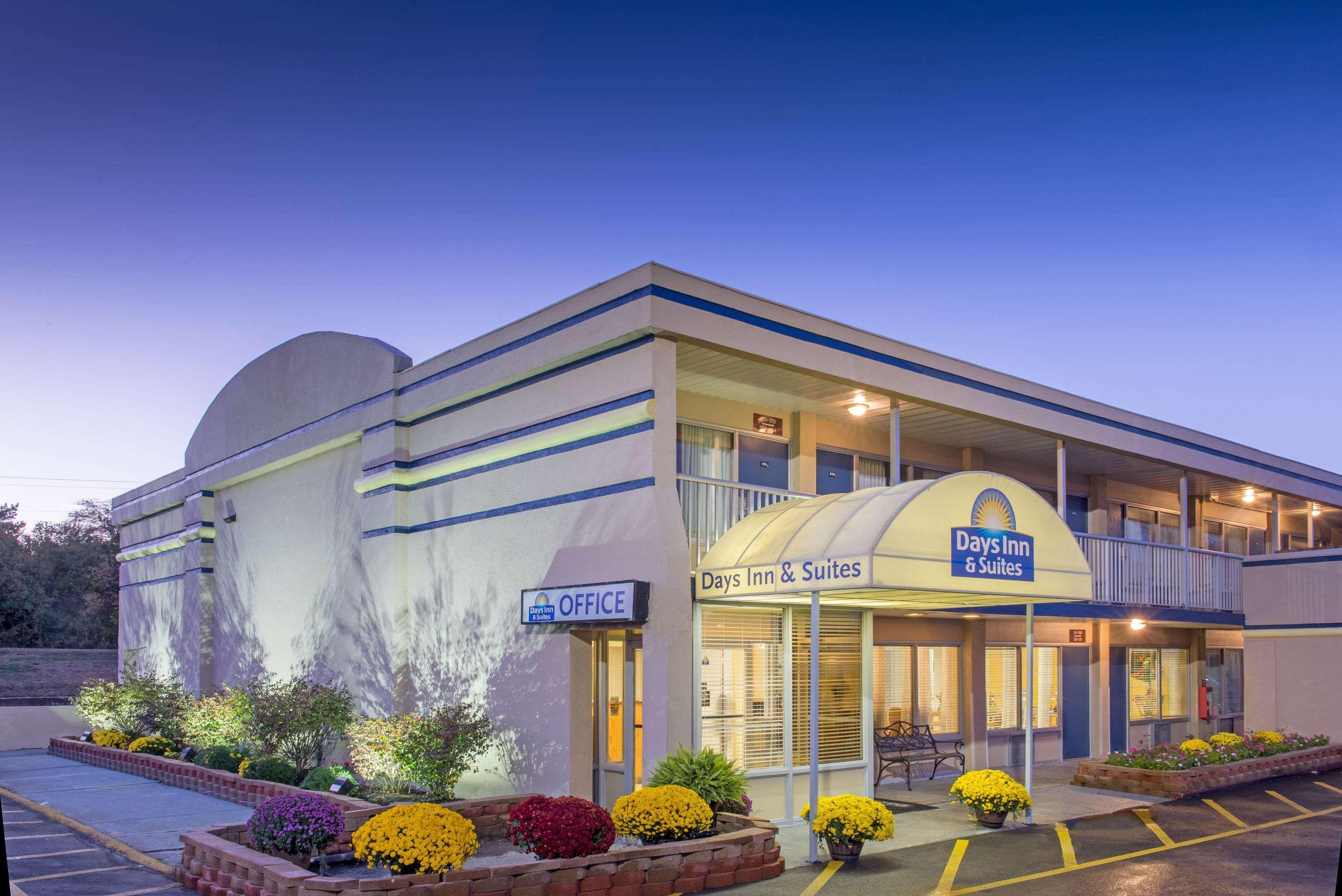 Days Inn & Suites By Wyndham Dayton North Zewnętrze zdjęcie