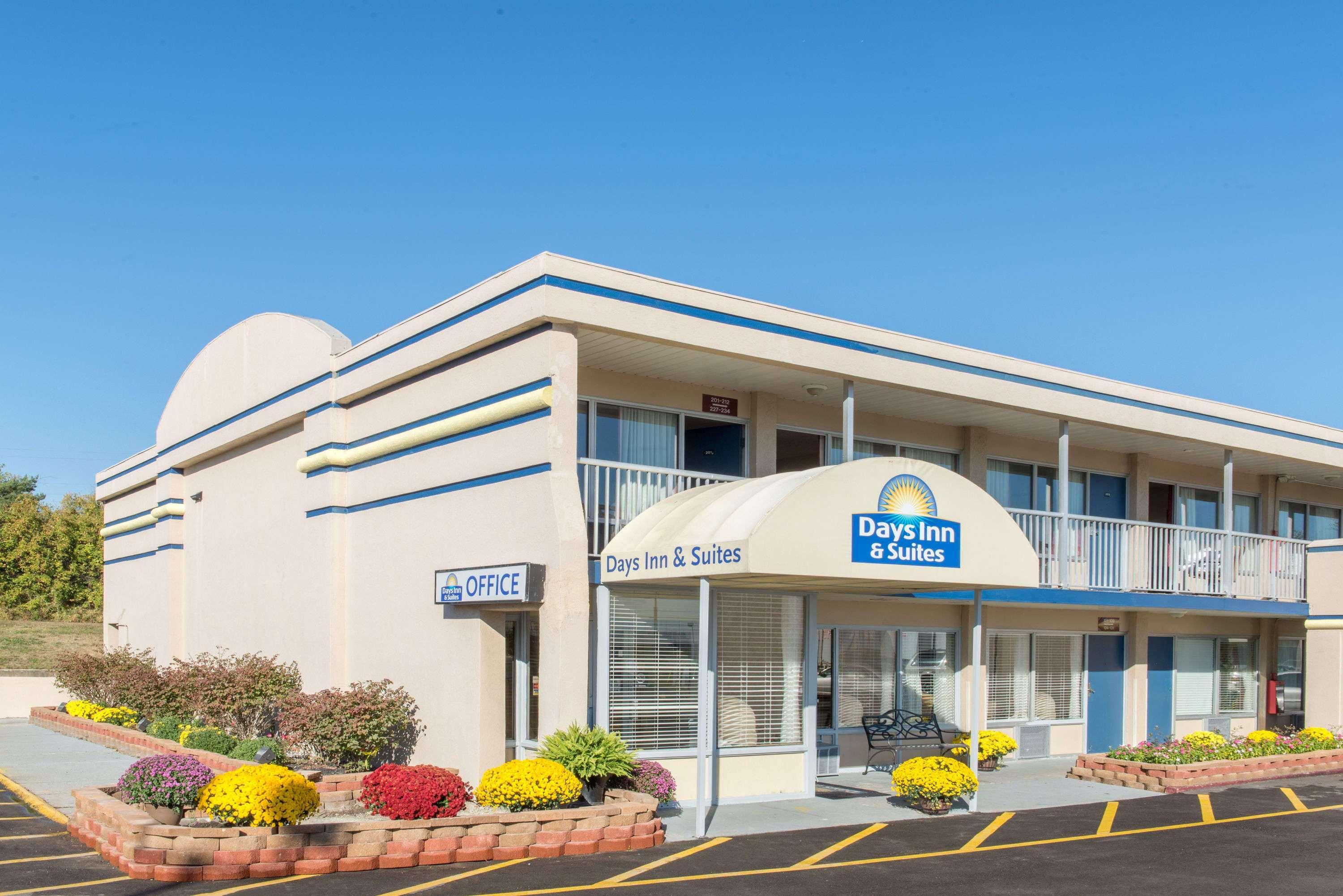 Days Inn & Suites By Wyndham Dayton North Zewnętrze zdjęcie