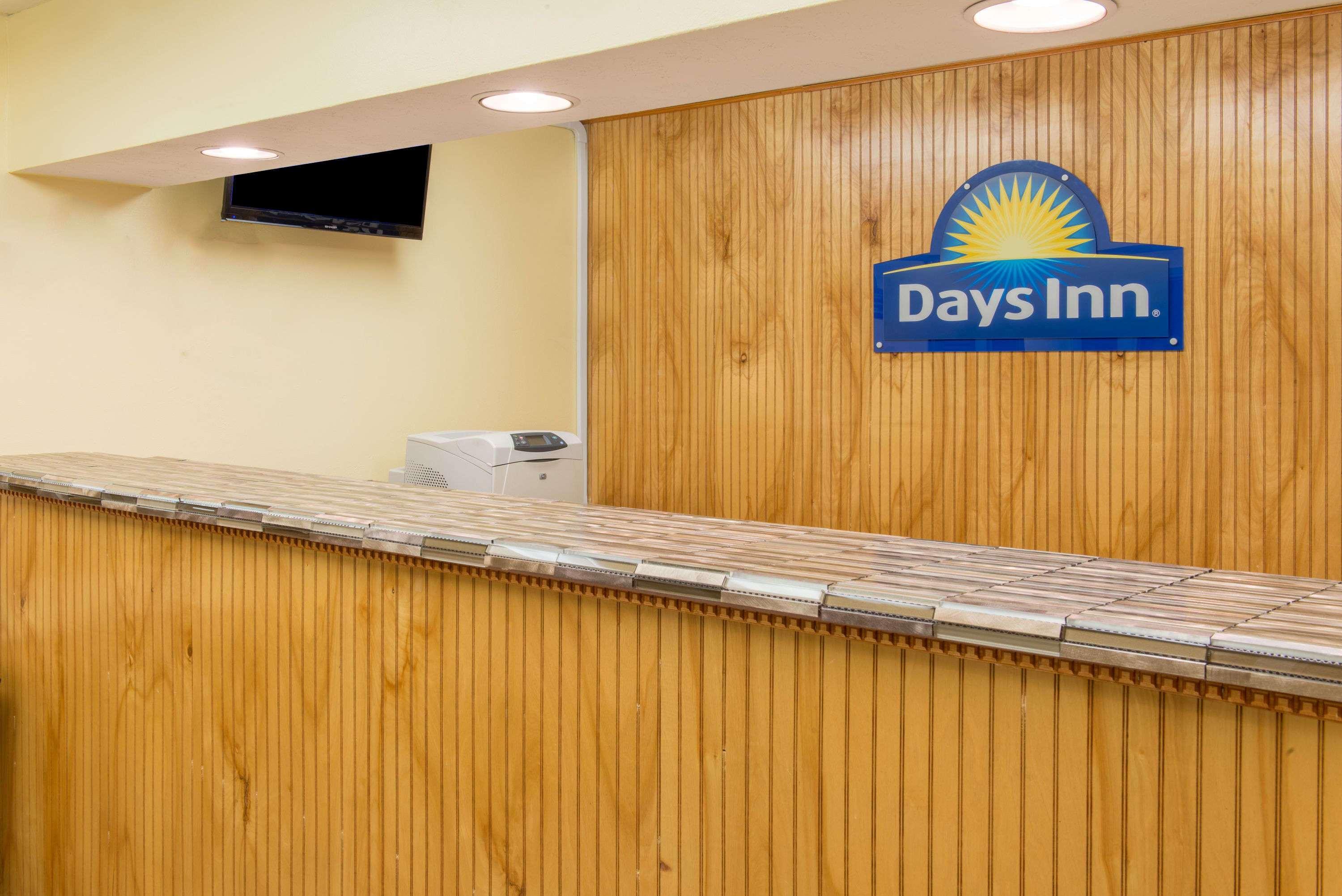 Days Inn & Suites By Wyndham Dayton North Zewnętrze zdjęcie