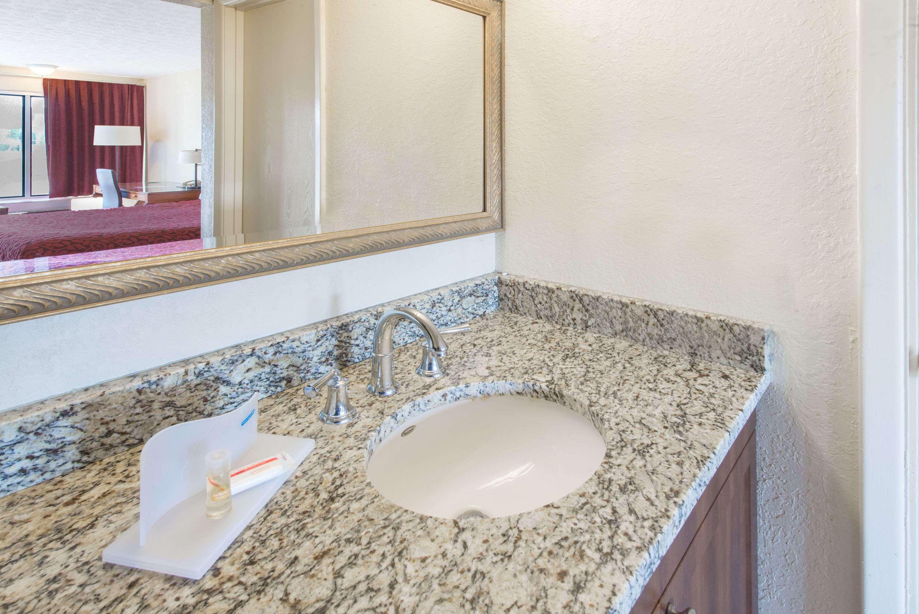 Days Inn & Suites By Wyndham Dayton North Zewnętrze zdjęcie